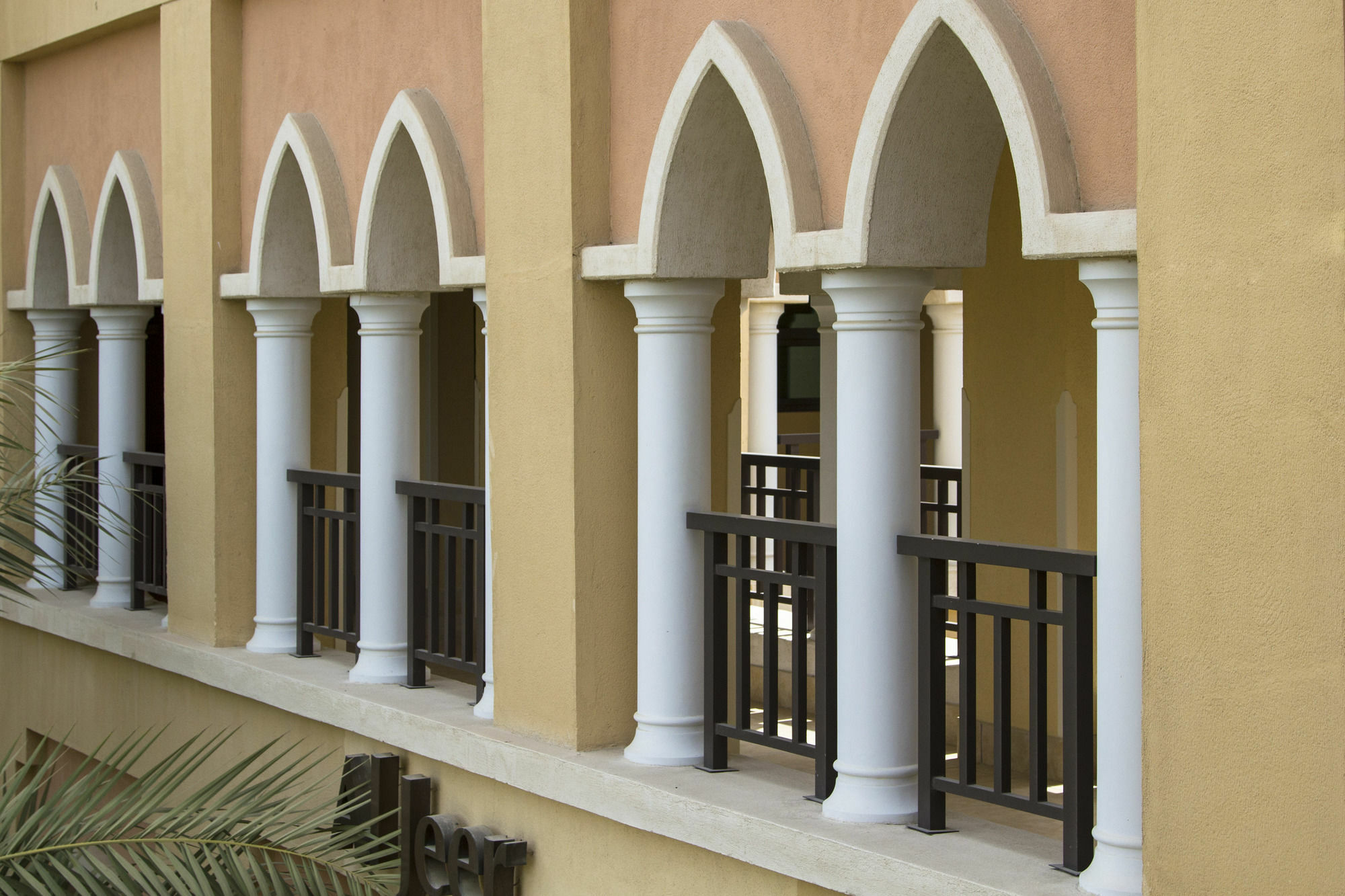 Aparthotel Shangri-la Qaryat Al Beri 5*