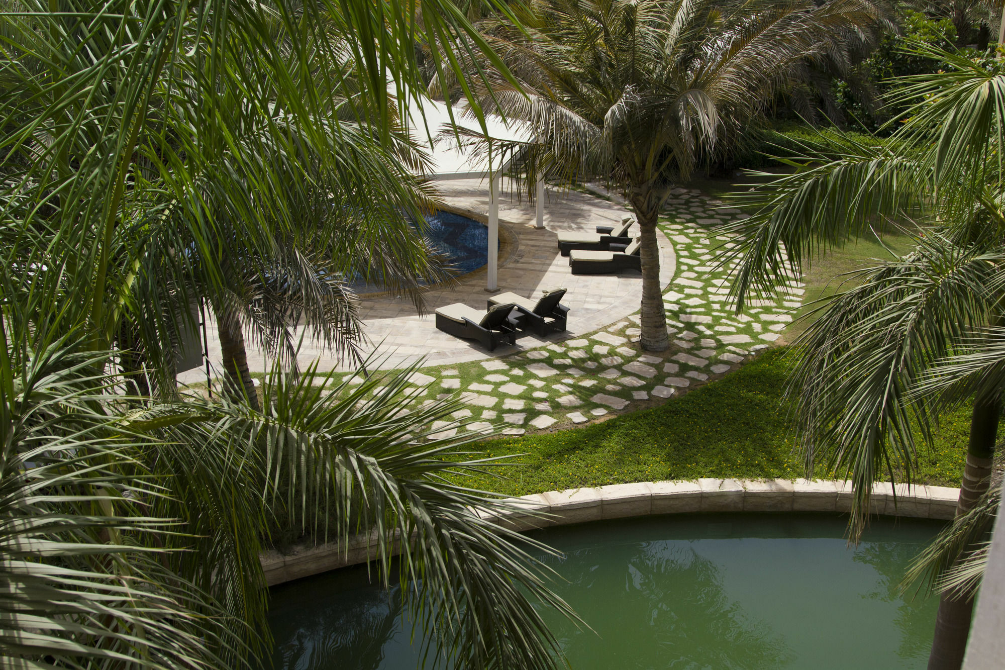 Shangri-la Qaryat Al Beri Aparthotel 5*